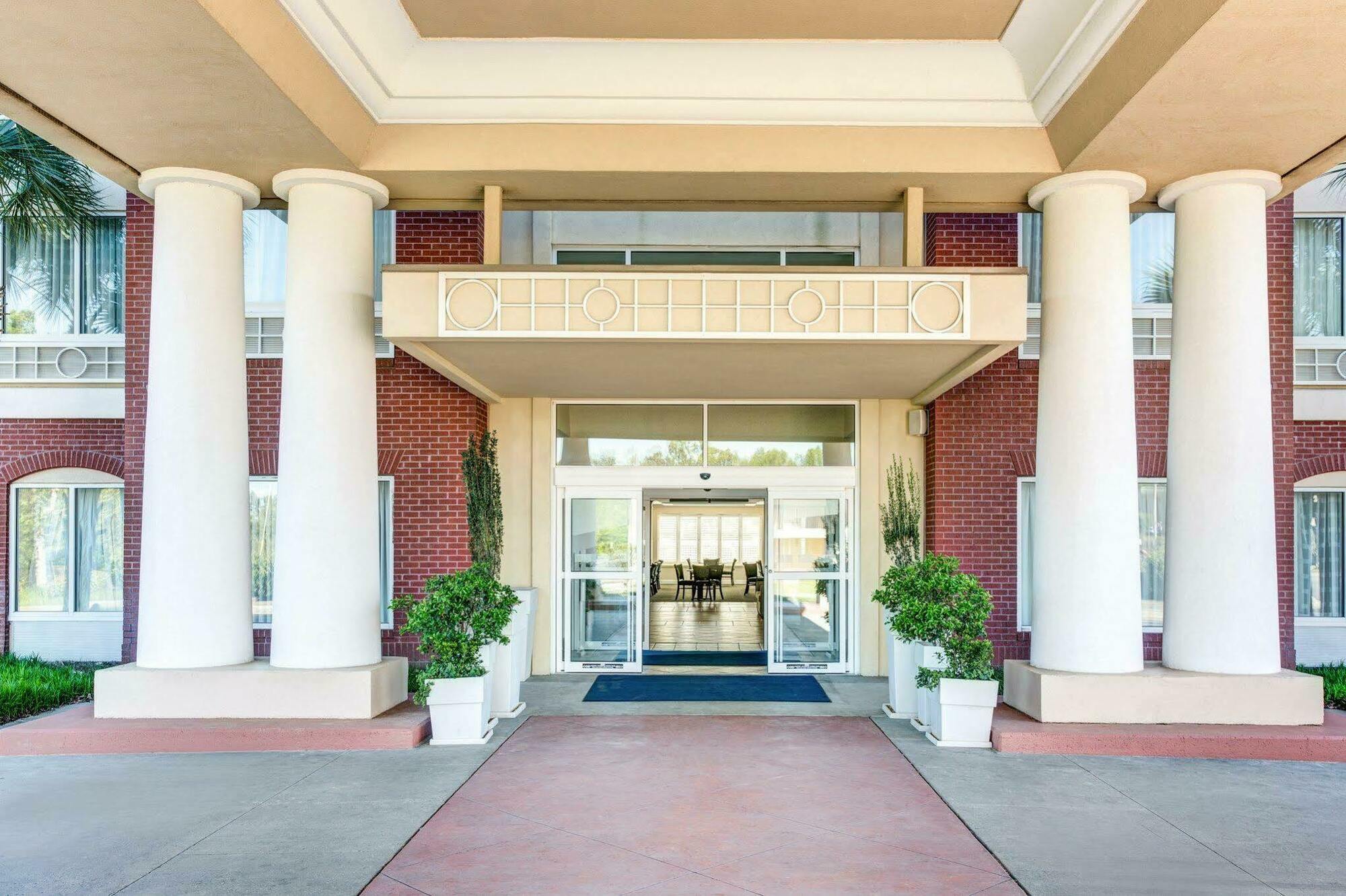 Holiday Inn Express Hotel & Suites Dublin By Ihg Eksteriør billede
